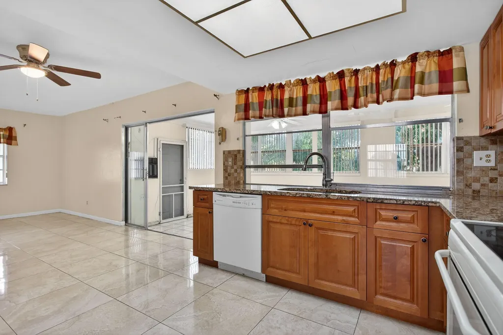 2540 NW 34th Terrace Lauderdale Lakes FL 33311