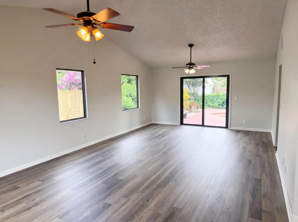 118 Waterway Royal Palm Beach FL 33411