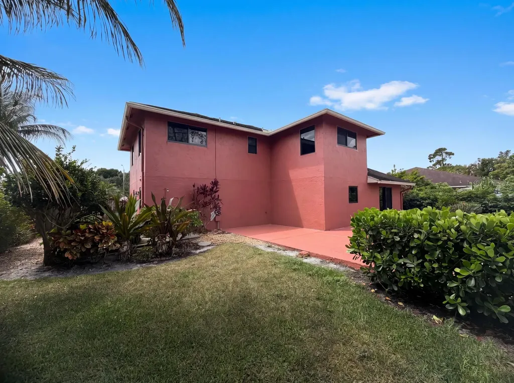 118 Waterway Royal Palm Beach FL 33411