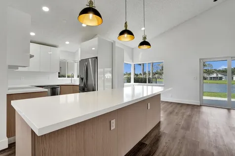 8865 Lake Park Circle S Davie FL 33328