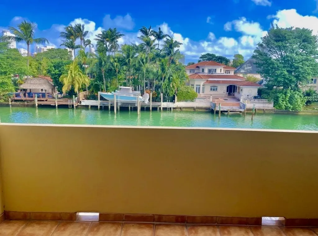 4011 N Meridian Avenue Miami Beach FL 33140
