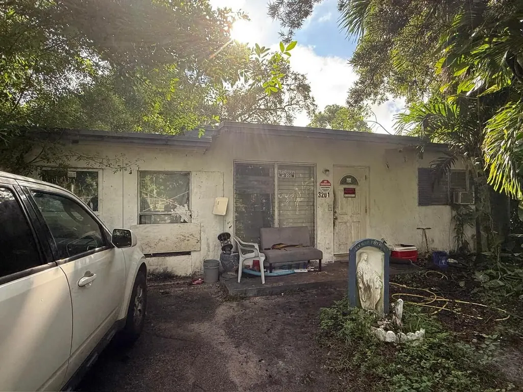 3201 SW 48th Avenue West Park FL 33023