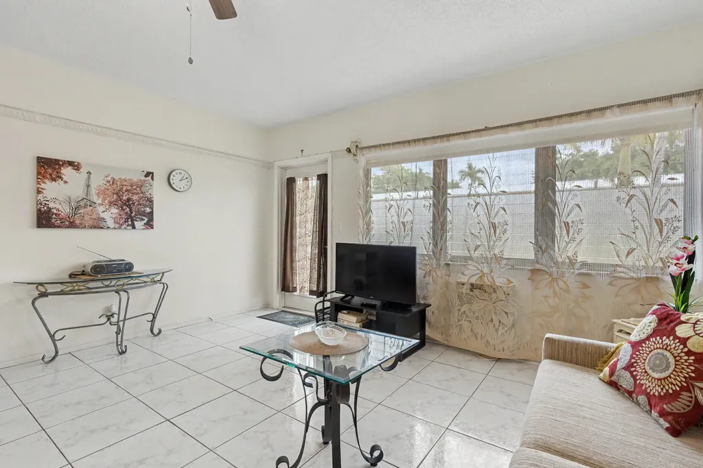 800 SW 10th Terrace Hallandale Beach FL 33009