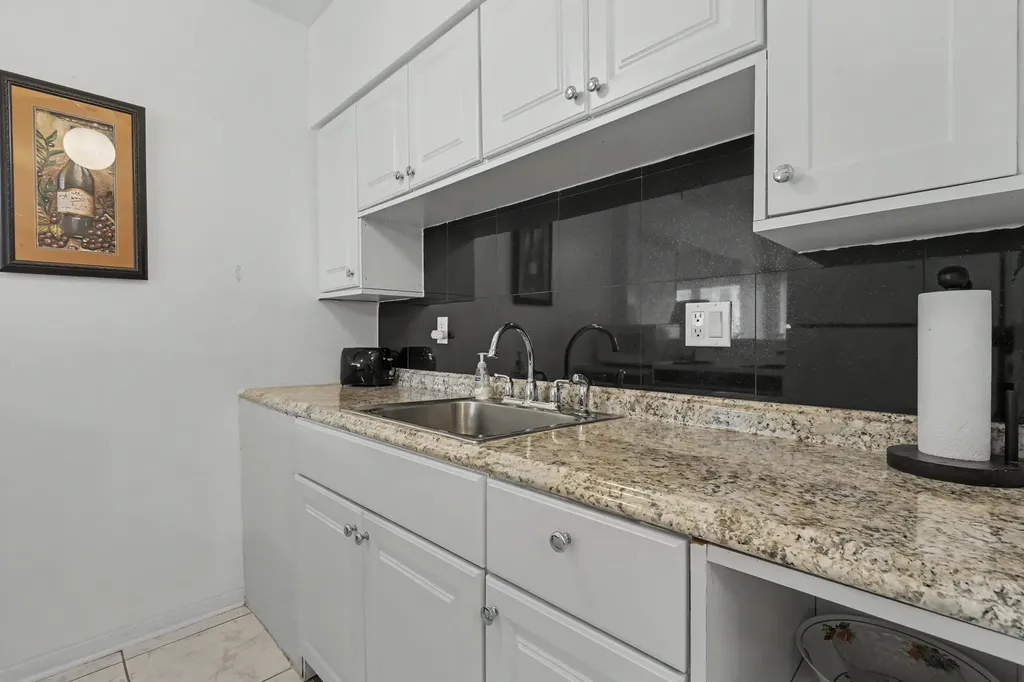 800 SW 10th Terrace Hallandale Beach FL 33009