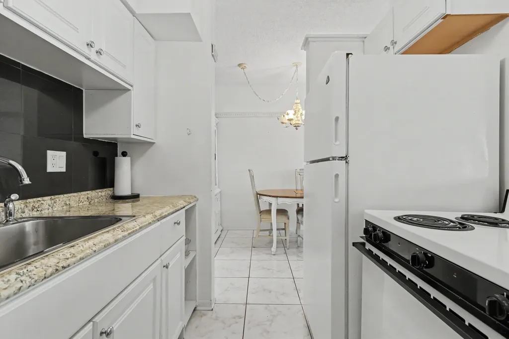 800 SW 10th Terrace Hallandale Beach FL 33009