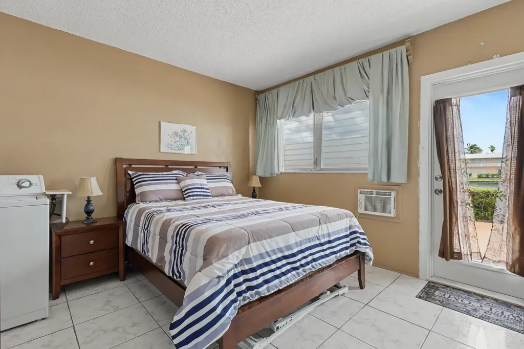800 SW 10th Terrace Hallandale Beach FL 33009