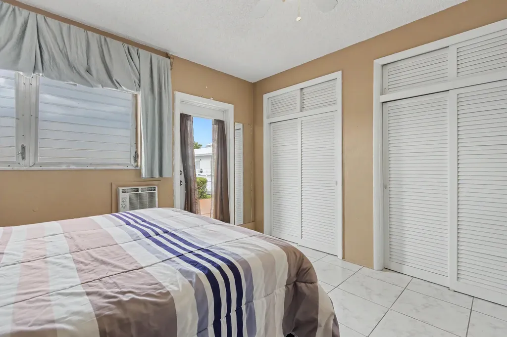 800 SW 10th Terrace Hallandale Beach FL 33009