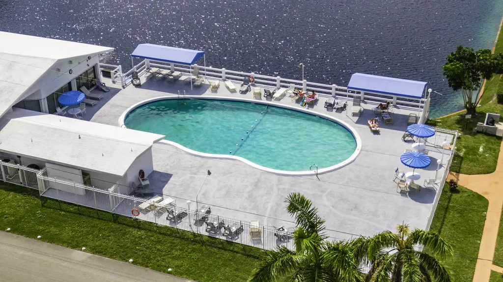 800 SW 10th Terrace Hallandale Beach FL 33009