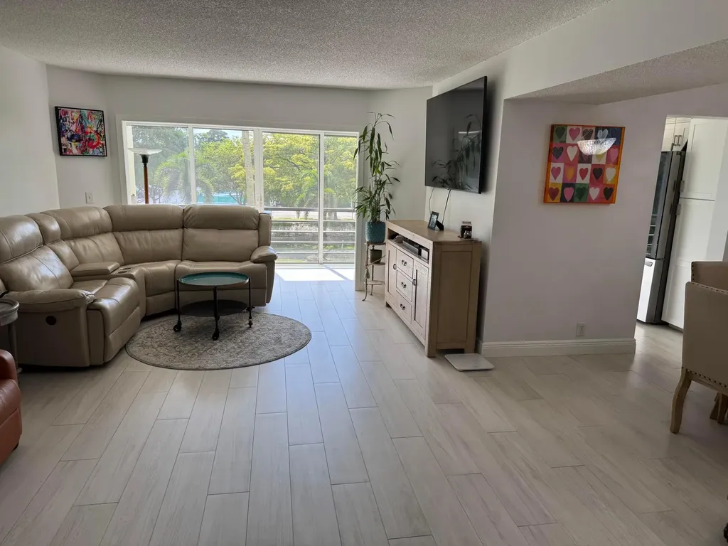 3590 Via Lake Worth FL 33467