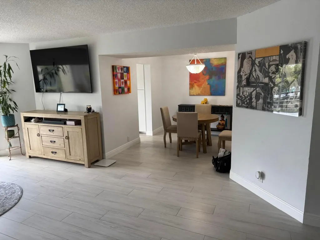 3590 Via Lake Worth FL 33467