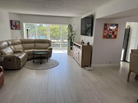 3590 Via Lake Worth FL 33467