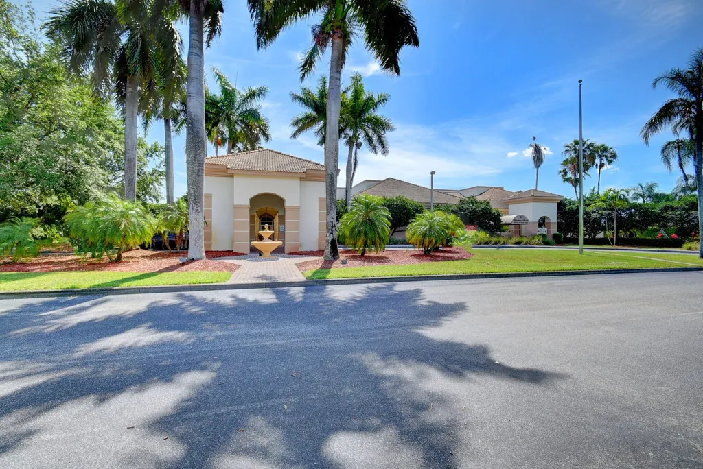 6207 Shadow Tree Lane Lake Worth FL 33463