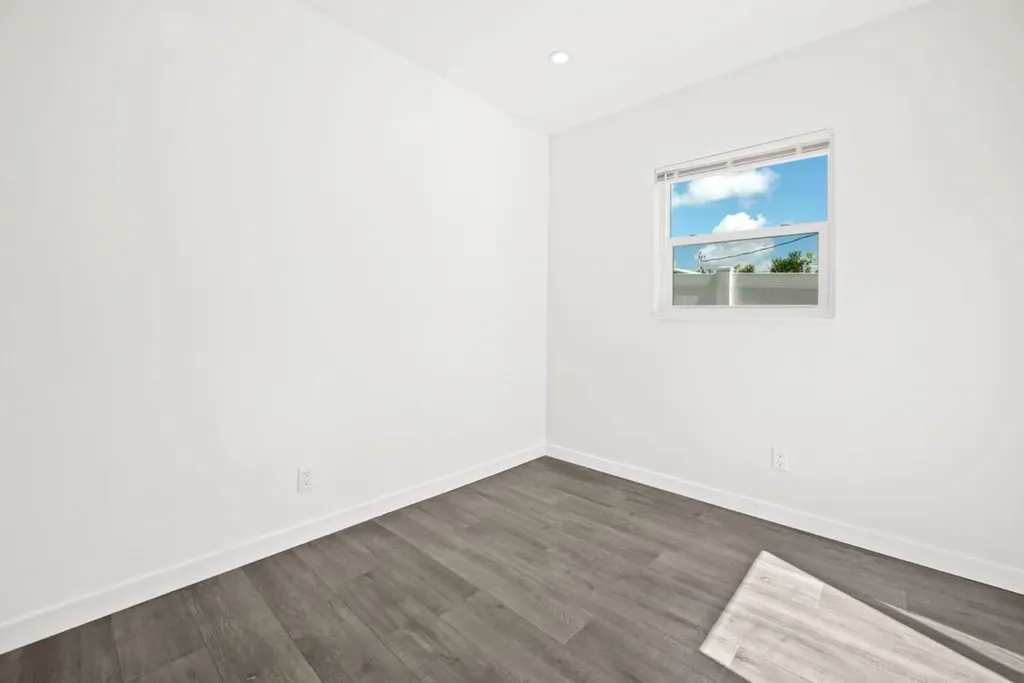 5240 NE 3rd Terrace Oakland Park FL 33334