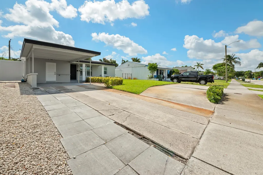 5240 NE 3rd Terrace Oakland Park FL 33334
