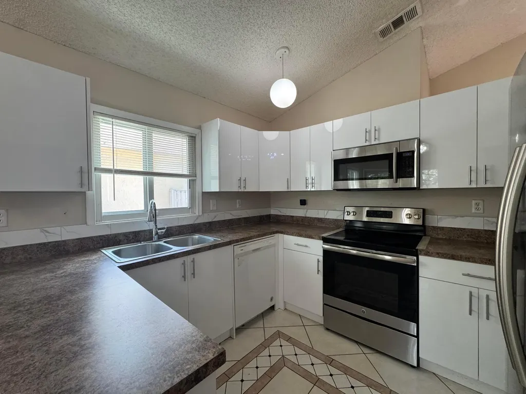 1038 W Jasmine Lane North Lauderdale FL 33068