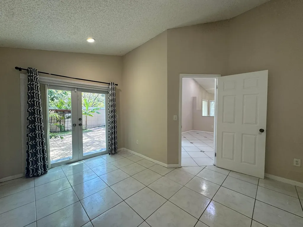 1038 W Jasmine Lane North Lauderdale FL 33068