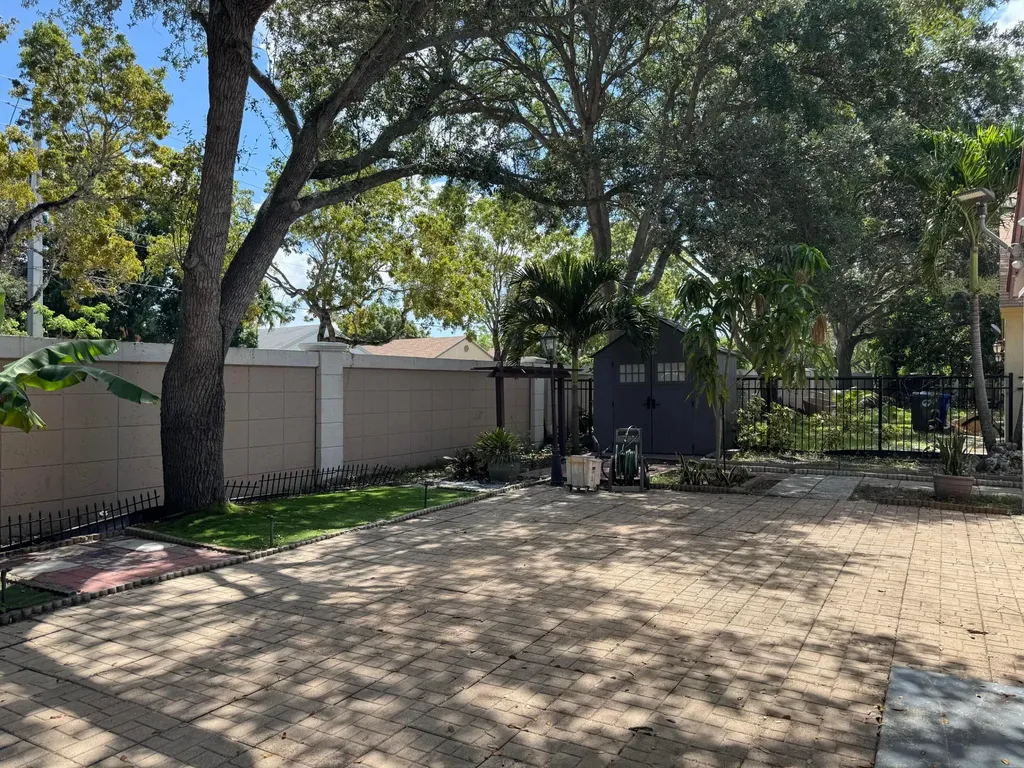 1038 W Jasmine Lane North Lauderdale FL 33068