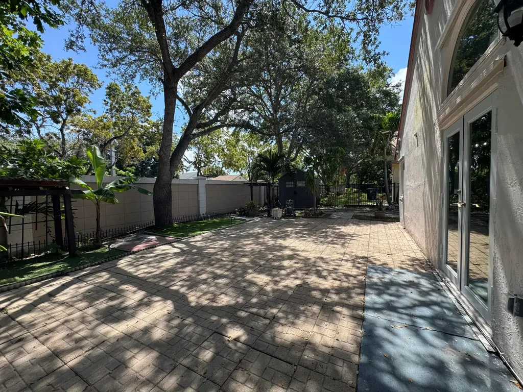 1038 W Jasmine Lane North Lauderdale FL 33068
