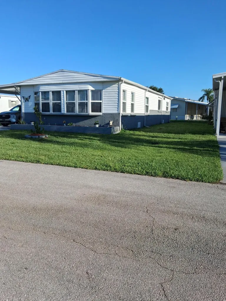 20 Flores Del Way Fort Pierce FL 34952