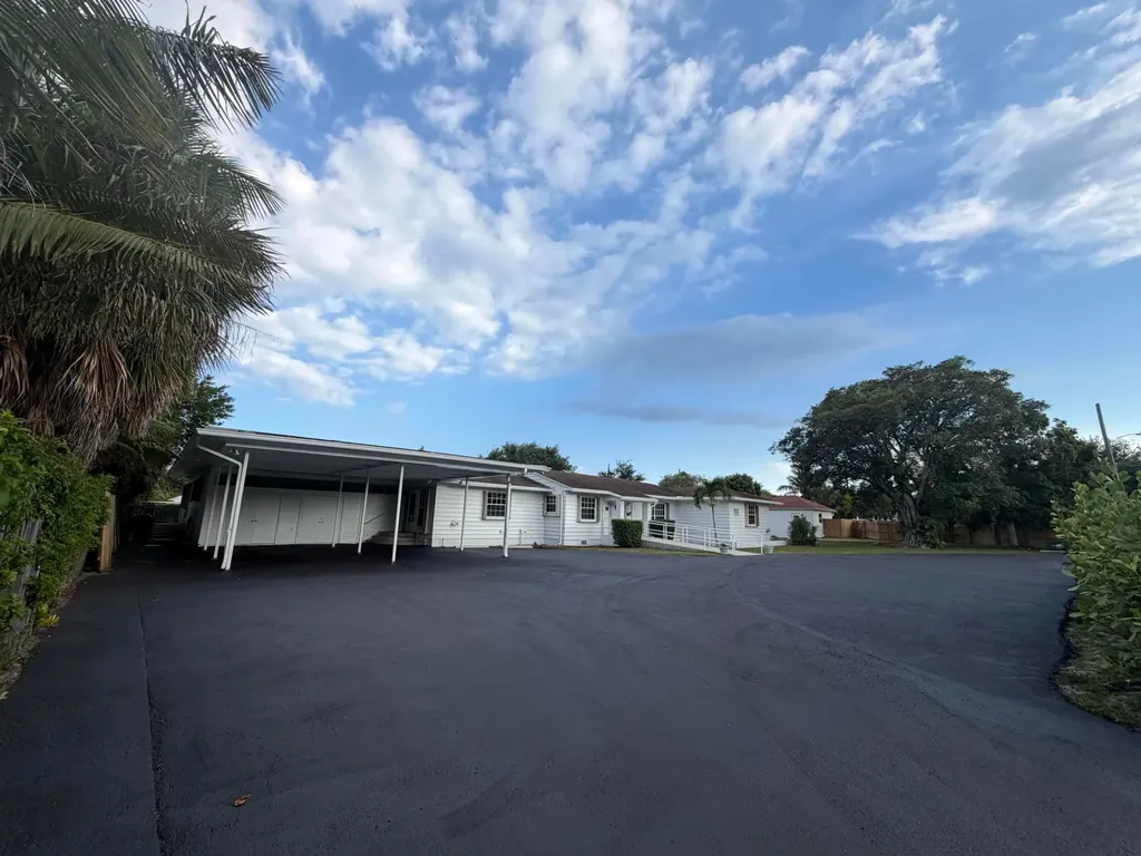 202 Palm Court Delray Beach FL 33444