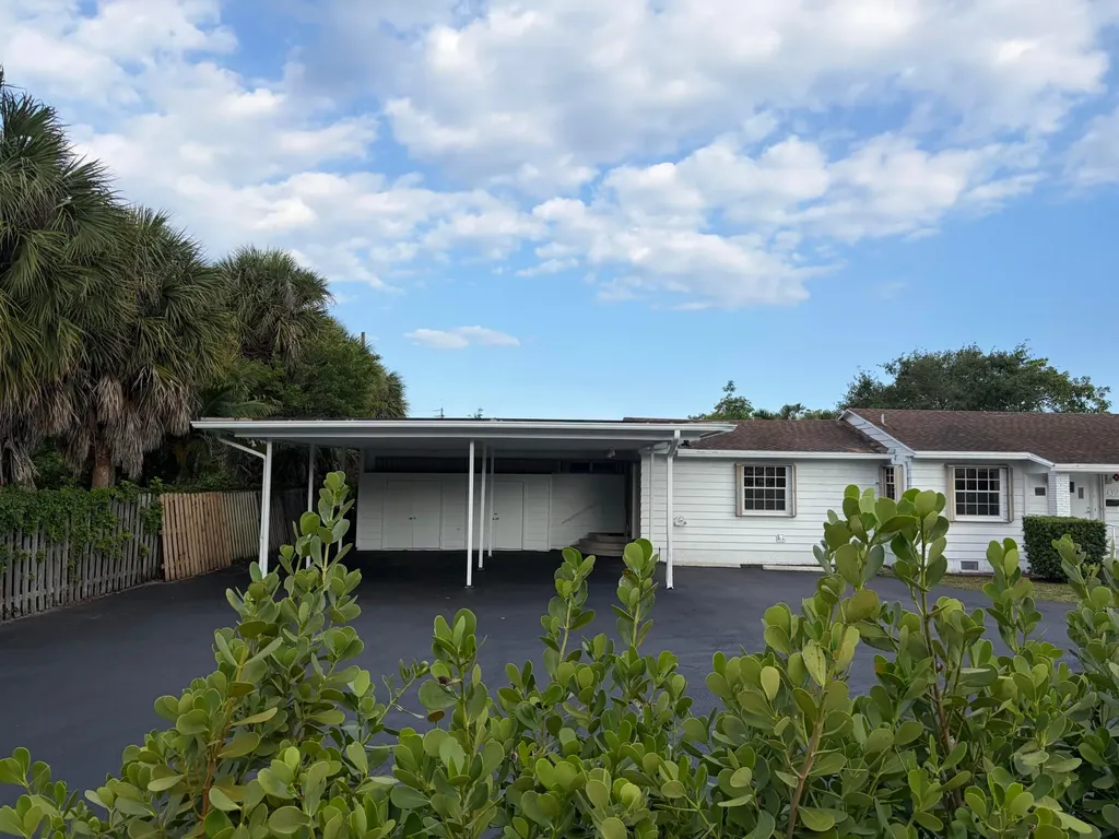 202 Palm Court Delray Beach FL 33444