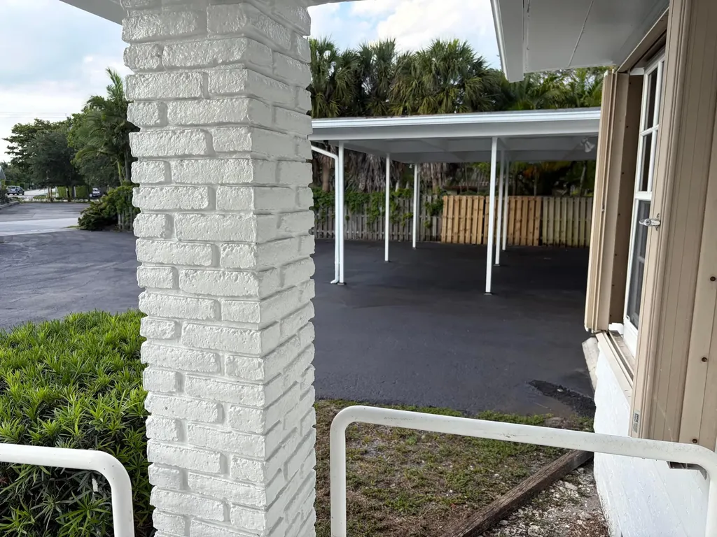 202 Palm Court Delray Beach FL 33444