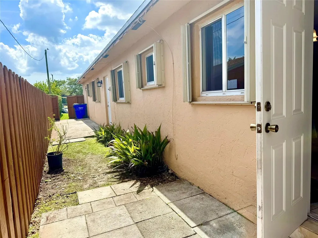 6133 Buchanan Street Hollywood FL 33024