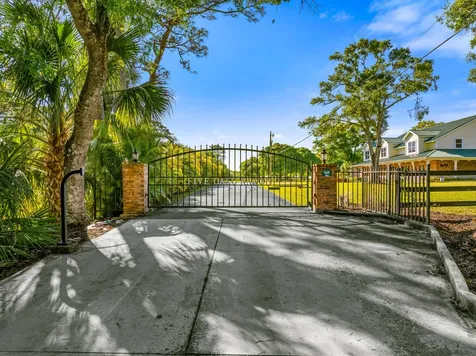 8686 Andrews Avenue Fort Pierce FL 34945