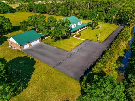 8686 Andrews Avenue Fort Pierce FL 34945