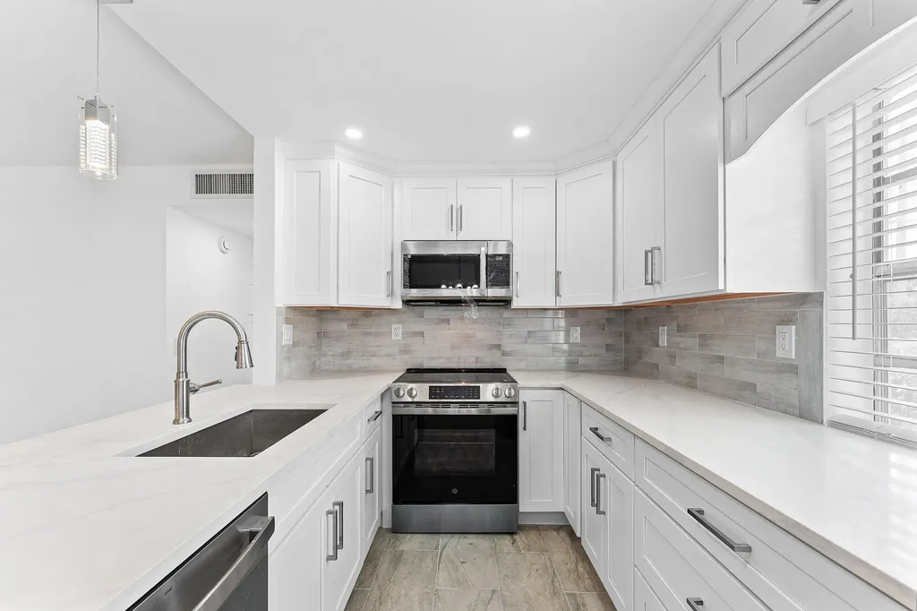 790 Burgundy Q Delray Beach FL 33484