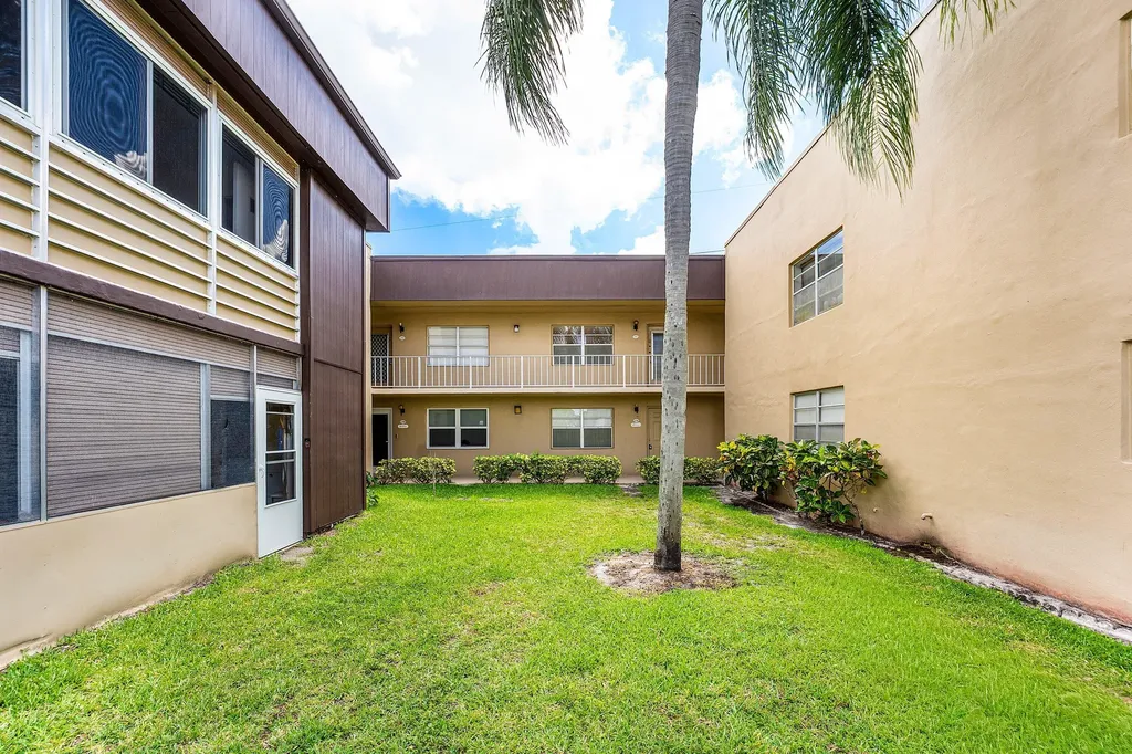 790 Burgundy Q Delray Beach FL 33484