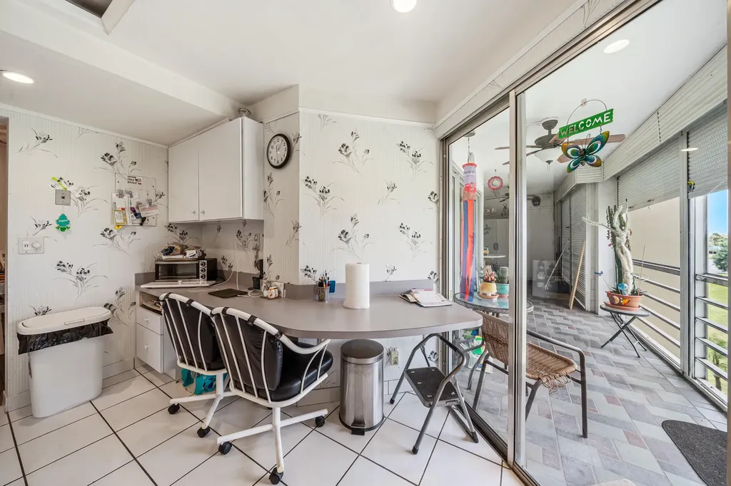 3755 Via Poinciana Greenacres FL 33467