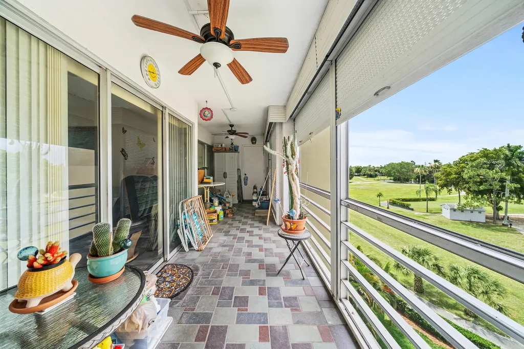 3755 Via Poinciana Greenacres FL 33467