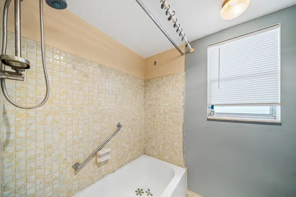 3755 Via Poinciana Greenacres FL 33467