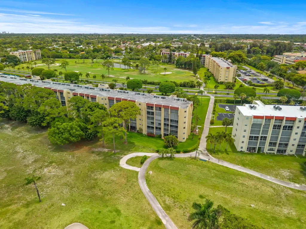 3755 Via Poinciana Greenacres FL 33467