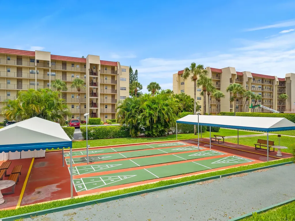 3755 Via Poinciana Greenacres FL 33467