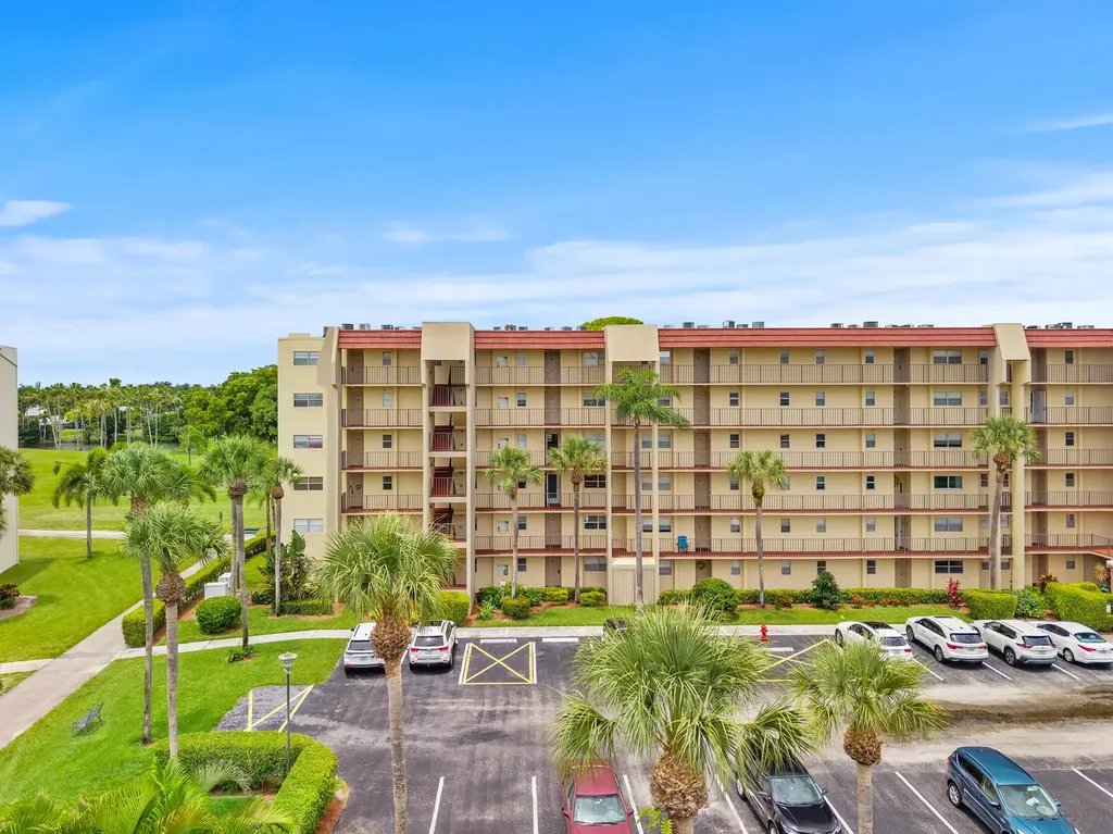 3755 Via Poinciana Greenacres FL 33467