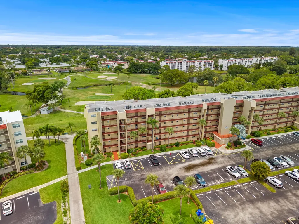 3755 Via Poinciana Greenacres FL 33467