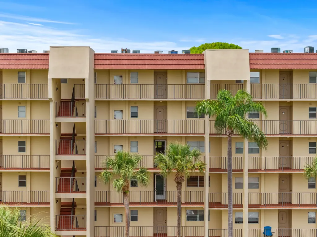 3755 Via Poinciana Greenacres FL 33467