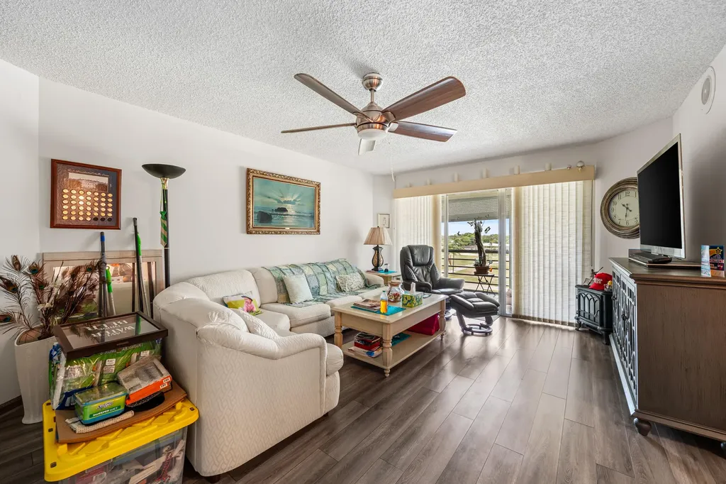 3755 Via Poinciana Greenacres FL 33467