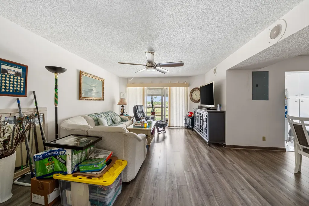 3755 Via Poinciana Greenacres FL 33467