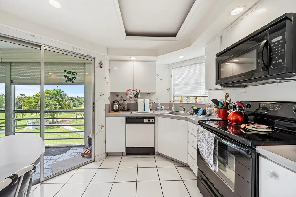 3755 Via Poinciana Greenacres FL 33467