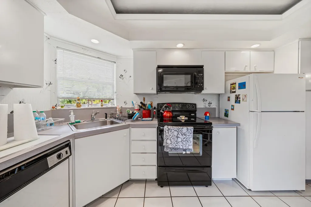 3755 Via Poinciana Greenacres FL 33467