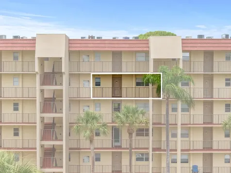 3755 Via Poinciana Greenacres FL 33467