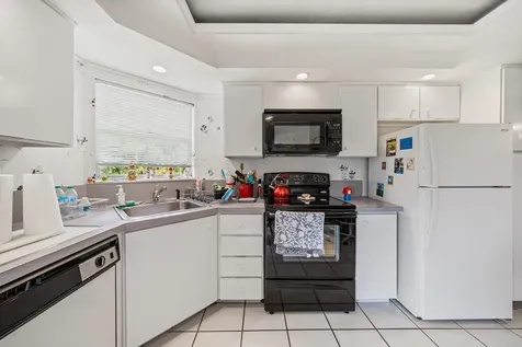 3755 Via Poinciana Greenacres FL 33467