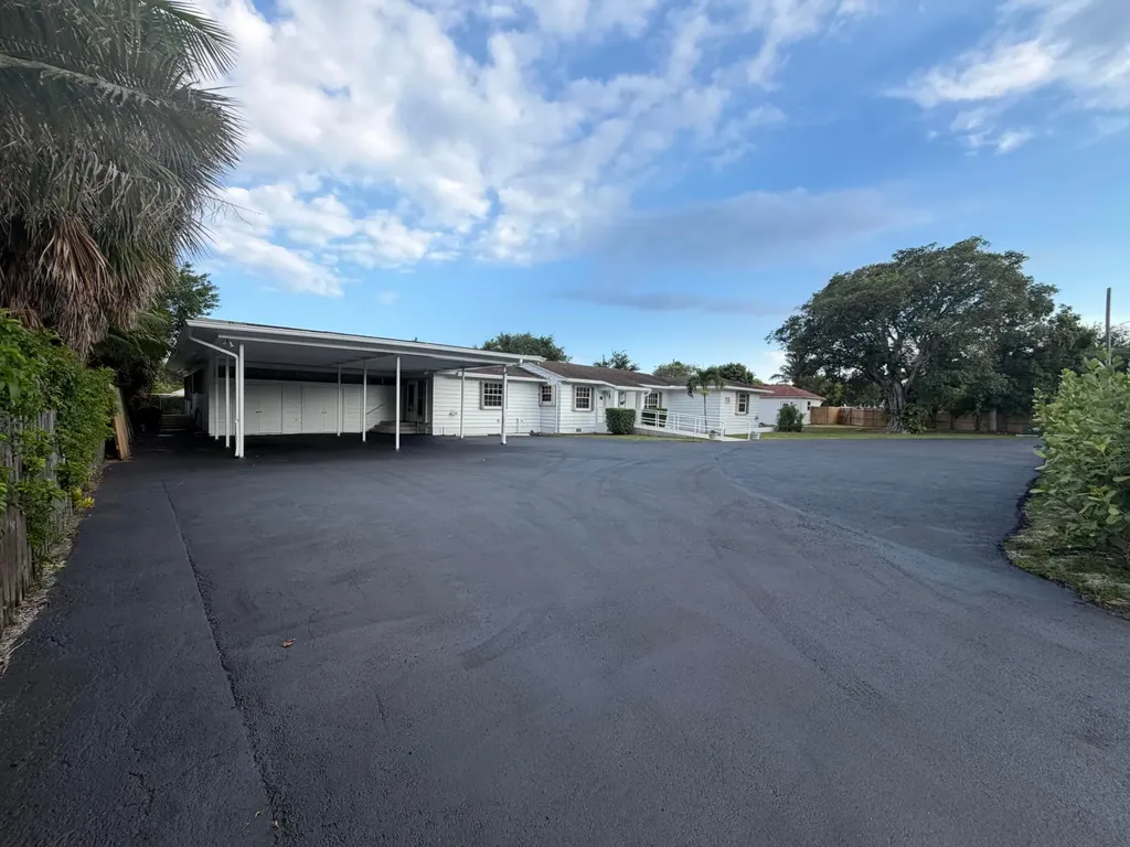 202 Palm Court Delray Beach FL 33444