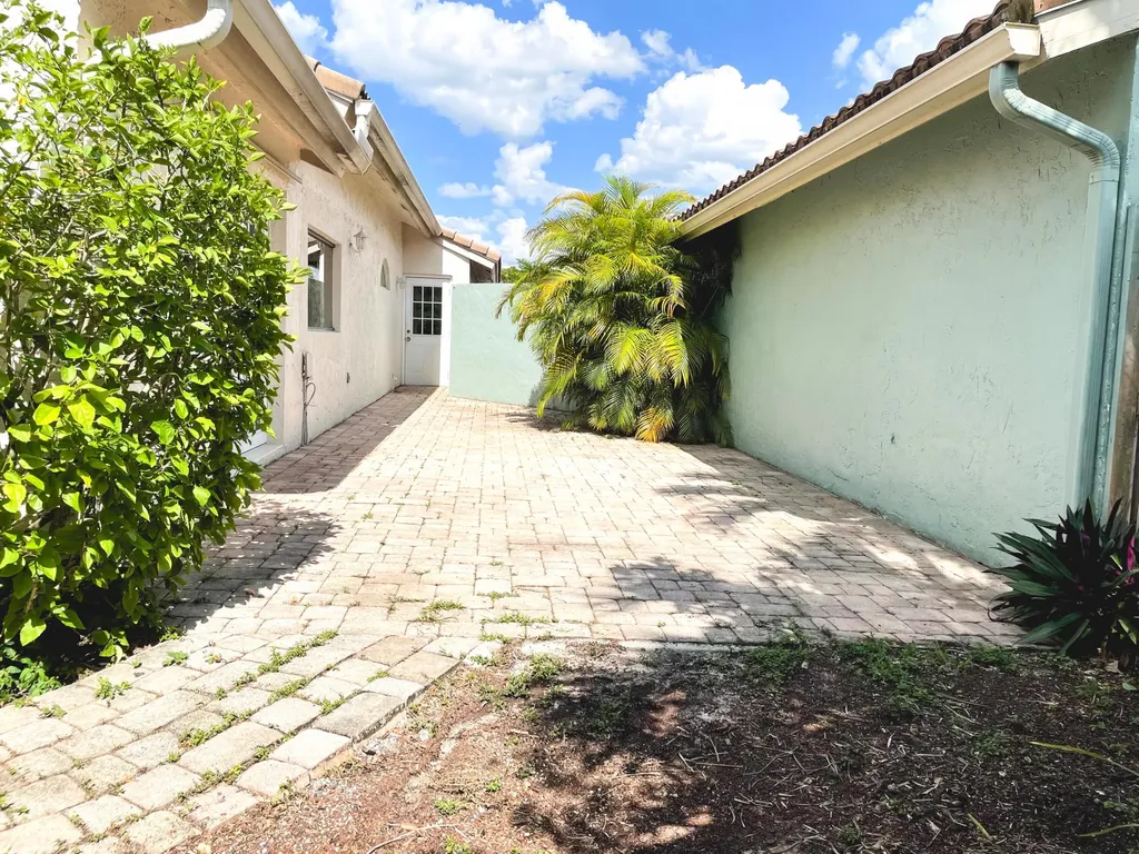 5851 Bristol Lane Davie FL 33331