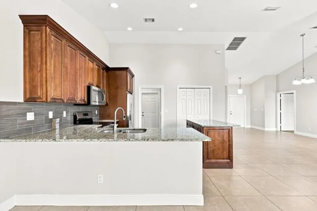 5866 NW Mesa Circle Port St Lucie FL 34986