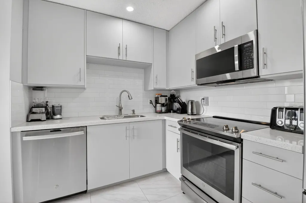 7563 Glendevon Lane Delray Beach FL 33446