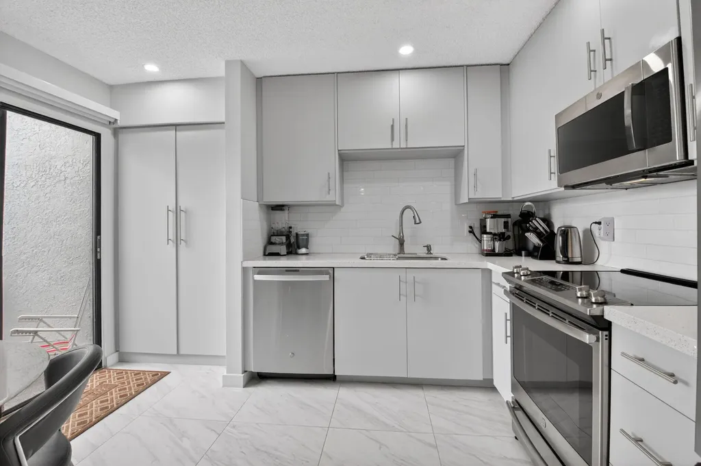 7563 Glendevon Lane Delray Beach FL 33446